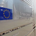 Comisia Europeana impune plafonarea comisioanelor interbancare și cere plați mai sigure pe internet