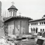Schitul Maicilor, o minune ascunsa intre cladiri masive
