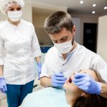 Recuperarea după un implant dentar: ce trebuie să știi
