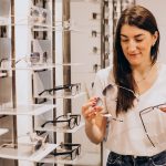 Sfaturi pentru alegerea ramei de ochelari potrivite in functie de stil si nevoi