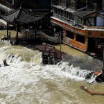 Inundatiile masive ameninta zeci de milioane, in timp ce ploile intense lovesc sudul Chinei