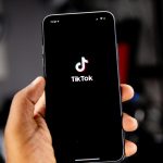 UE ameninta TikTok Lite cu interzicerea functiei de recompensa pentru vizionare